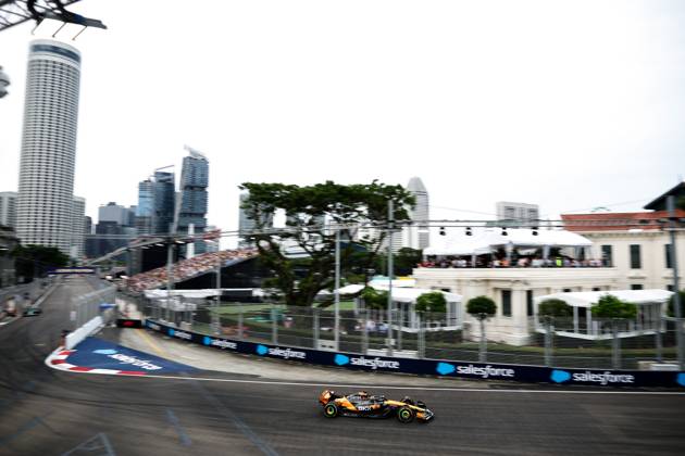 F1 - SINGAPORE GRAND PRIX 2025 81 PIASTRI Oscar (aus), McLaren F1 Team MCL39, action during the 2025 Formula 1 Singapore Grand Prix, 18th round of the 2025 FIA Formula One World Championship, WM, Weltmeisterschaft from October 3 to 5, 2025 on the Marina Bay Street Circuit, in Singapore - SingaporeSingapore  Copyright: xEricxAlonsox