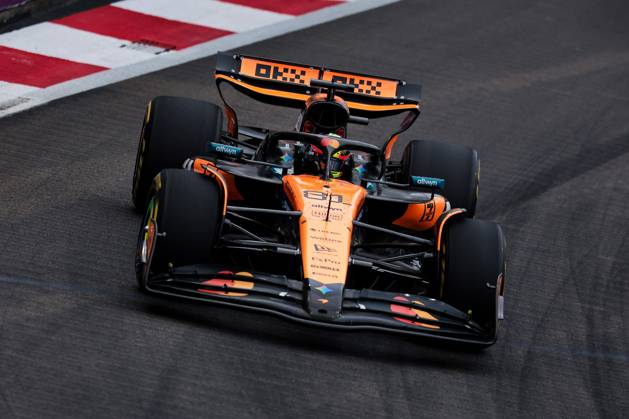 F1 - SINGAPORE GRAND PRIX 2025 81 PIASTRI Oscar (aus), McLaren F1 Team MCL39, action during the 2025 Formula 1 Singapore Grand Prix, 18th round of the 2025 FIA Formula One World Championship, WM, Weltmeisterschaft from October 3 to 5, 2025 on the Marina Bay Street Circuit, in Singapore - SingaporeSingapore  Copyright: xEricxAlonsox
