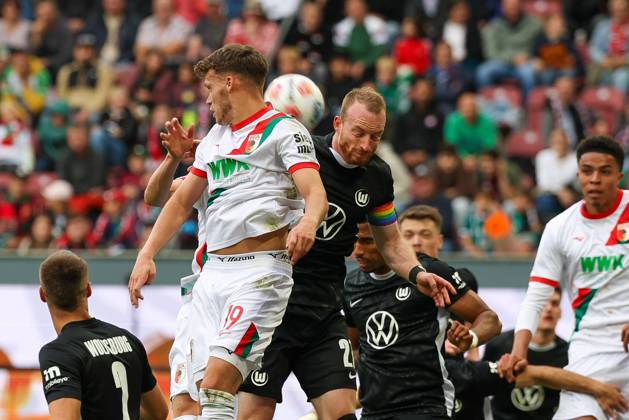 im Zweikampf, Aktion, mit Robin Fellhauer 19 (FC Augsburg), Maximilian Arnold 27 (VfL Wolfsburg), FC Augsburg vs. VfL Wolfsburg, Fussball, 1. Bundesliga, 6. Spieltag, 04.10.2025 DFB regulations prohibit any use of photographs as image sequences and or quasi-video Augsburg Bayern Deutschland