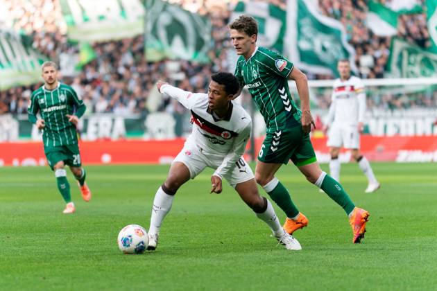 Joel Chima Fujita (FC St. Pauli, 16) im Dribbling gegen Jens Stage (SV Werder Bremen, 06), GER, SV Werder Bremen vs FC St. Pauli, Fussball, Bundesliga, Spieltag 6, Saison 2025 2026, 04.10.2025 DFL REGULATIONS PROHIBIT ANY USE OF PHOTOGRAPHS AS IMAGE SEQUENCES AND OR QUASI-VIDEO GER, SV Werder Bremen vs FC St. Pauli, Fussball, Bundesliga, Spieltag 6, Saison 2025 2026, 04.10.2025 Bremen Copyright: xEibner-Pressefoto MaxxVincenx EP_MVN