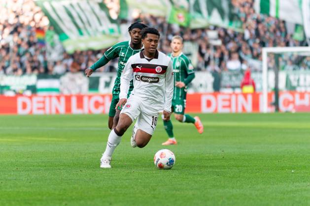 Joel Chima Fujita (FC St. Pauli, 16) im Dribbling, GER, SV Werder Bremen vs FC St. Pauli, Fussball, Bundesliga, Spieltag 6, Saison 2025 2026, 04.10.2025 DFL REGULATIONS PROHIBIT ANY USE OF PHOTOGRAPHS AS IMAGE SEQUENCES AND OR QUASI-VIDEO GER, SV Werder Bremen vs FC St. Pauli, Fussball, Bundesliga, Spieltag 6, Saison 2025 2026, 04.10.2025 Bremen Copyright: xEibner-Pressefoto MaxxVincenx EP_MVN