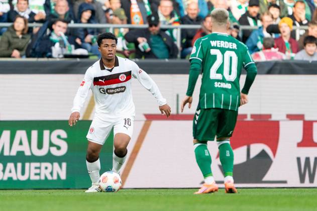 Joel Chima Fujita (FC St. Pauli, 16) im Dribbling gegen Romano Schmid (SV Werder Bremen, 20), GER, SV Werder Bremen vs FC St. Pauli, Fussball, Bundesliga, Spieltag 6, Saison 2025 2026, 04.10.2025 DFL REGULATIONS PROHIBIT ANY USE OF PHOTOGRAPHS AS IMAGE SEQUENCES AND OR QUASI-VIDEO GER, SV Werder Bremen vs FC St. Pauli, Fussball, Bundesliga, Spieltag 6, Saison 2025 2026, 04.10.2025 Bremen Copyright: xEibner-Pressefoto MaxxVincenx EP_MVN
