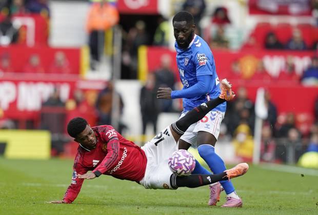 Manchester, England, 4th October 2025. Amad Diallo of Manchester United, ManU (L) is challenged by Arthur Masuaku of Sunderland during the Manchester United vs Sunderland Premier League match at Old Trafford, Manchester. Picture credit should read: Andrew Yates Sportimage EDITORIAL USE ONLY. No use with unauthorised audio, video, data, fixture lists, club league logos or live services. Online in-match use limited to 120 images, no video emulation. No use in betting, games or single club league player publications. SPI_022_AY_MAN_UTD_SUN SPI-4195-0022
