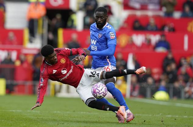 Manchester, England, 4th October 2025. Amad Diallo of Manchester United, ManU (L) is challenged by Arthur Masuaku of Sunderland during the Manchester United vs Sunderland Premier League match at Old Trafford, Manchester. Picture credit should read: Andrew Yates Sportimage EDITORIAL USE ONLY. No use with unauthorised audio, video, data, fixture lists, club league logos or live services. Online in-match use limited to 120 images, no video emulation. No use in betting, games or single club league player publications. SPI_023_AY_MAN_UTD_SUN SPI-4195-0023