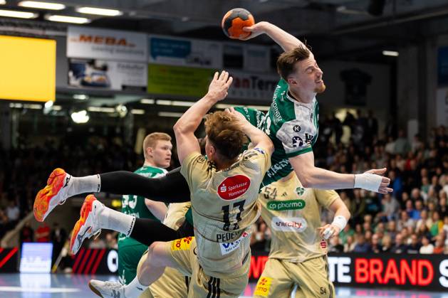 Erik PERSSON (FRISCH AUF! Goeppingen, 22) erzielt ein Tor, Aktion, Torwurf FRISCH AUF! Goeppingen (FAG) vs. TSV Hannover-Burgdorf (HAN), Handball, Maenner, Daikin Handball Bundesliga (HBL), 7. Spieltag, Spielzeit 2025 2026, 04.10.2025 FRISCH AUF! Goeppingen (FAG) vs. TSV Hannover-Burgdorf (HAN), Handball, Maenner, Daikin Handball Bundesliga (HBL), 7. Spieltag, Spielzeit 2025 2026, 04.10.2025 Goeppingen Copyright: xEibnerxPressefoto OliverxSchmidtx EP_OST