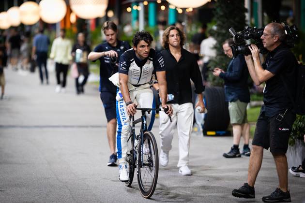 F1 - SINGAPORE GRAND PRIX 2025 SAINZ Carlos (spa), Williams Racing FW47, portrait during the 2025 Formula 1 Singapore Grand Prix, 18th round of the 2025 FIA Formula One World Championship, WM, Weltmeisterschaft from October 3 to 5, 2025 on the Marina Bay Street Circuit, in Singapore - SingaporeSingapore  Copyright: xDPPIx