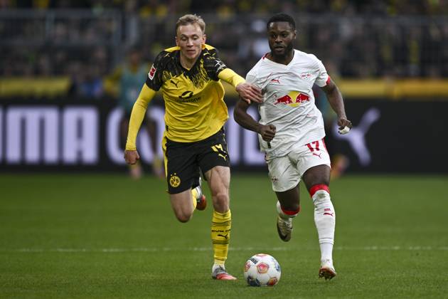 v. li. im Zweikampf Maximilian Beier (Dortmund 14) Ridle Baku (Leipzig 17) 04.10.2025 Fussball Borussia Dortmund vs RB Leipzig, Signal Iduna Park, Dortmund, DFB DFL REGULATIONS PROHIBIT ANY USE OF PHOTOGRAPHS AS IMAGE SEQUENCES AND OR QUASI-VIDEO