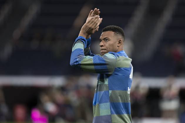 LA LIGA EA Sports - Real Madrid vs Villarreal MADRID, SPAIN - October 4: Kylian Mbappe of Real Madrid warm up during the La Liga 2025 26 match between Real Madrid and Villarreal at Santiago Bernabeu Stadium. (Photo by Guille Martinez f22photo) Madrid Santiago Bernabeu Stadium Spain Copyright: xGuillermoxMartinezx