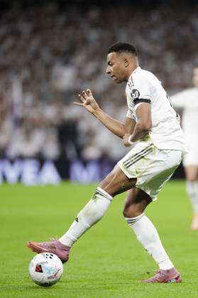 LA LIGA EA Sports - Real Madrid vs Villarreal MADRID, SPAIN - October 4: Kylian Mbappe of Real Madrid in action during the La Liga 2025 26 match between Real Madrid and Villarreal at Santiago Bernabeu Stadium. (Photo by Guille Martinez f22photo) Madrid Santiago Bernabeu Stadium Spain Copyright: xGuillermoxMartinezx