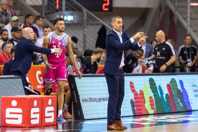 Marko Stankovic (Telekom Baskets Bonn, Headcoach) gibt Anweisungen, Alijah Comithier (Telekom Baskets Bonn, 02), Lionel˽Bosco (Telekom Baskets Bonn, Assistent-Coach) Telekom Baskets Bonn vs. EWE Baskets Oldenburg, Basketball, easy Credit BBL, 03. Spieltag, 2025 2026, 04.10.2025 Telekom Baskets Bonn vs. EWE Baskets Oldenburg, easy Credit BBL, 03. Spieltag, 2025 2026, 04.10.2025 Bonn Copyright: xEibner-Pressefoto GerhardxWingenderx EP_GWR
