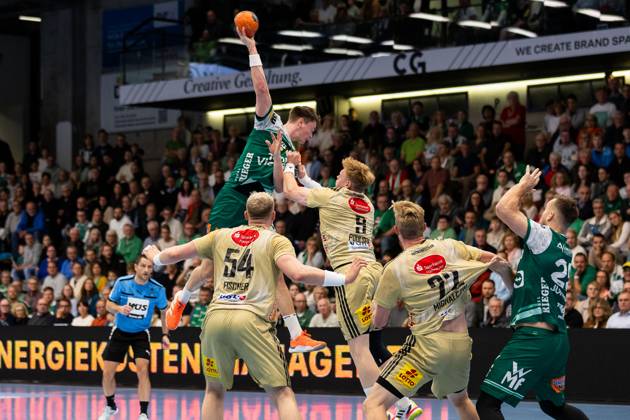 Oskar SUNNEFELDT (FRISCH AUF! Goeppingen, 27) erzielt ein Tor, Aktion, Torwurf FRISCH AUF! Goeppingen (FAG) vs. TSV Hannover-Burgdorf (HAN), Handball, Maenner, Daikin Handball Bundesliga (HBL), 7. Spieltag, Spielzeit 2025 2026, 04.10.2025 FRISCH AUF! Goeppingen (FAG) vs. TSV Hannover-Burgdorf (HAN), Handball, Maenner, Daikin Handball Bundesliga (HBL), 7. Spieltag, Spielzeit 2025 2026, 04.10.2025 Goeppingen Copyright: xEibnerxPressefoto OliverxSchmidtx EP_OST