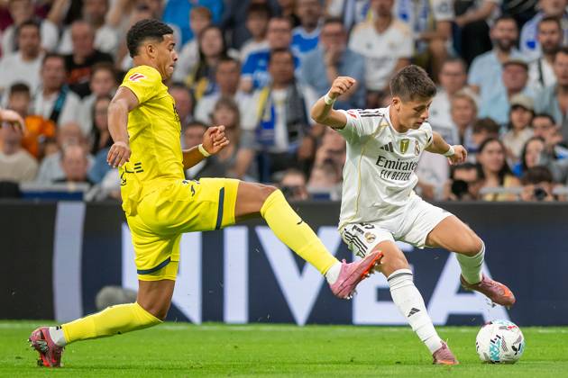 Real Madrid CF™s Arda Guler (r) and Villarreal CF s Santiago Mourino during La Liga match. October 4, 2025. (2025100448)