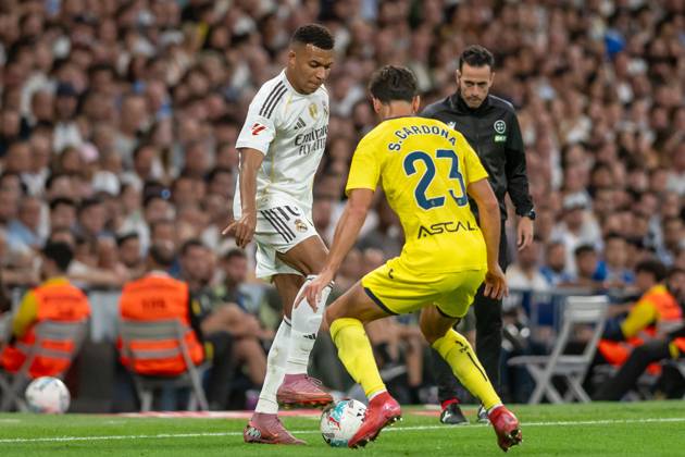 Real Madrid CF™s Kylian Mbappe (l) and Villarreal CF s Sergi Cardona during La Liga match. October 4, 2025. (2025100491)