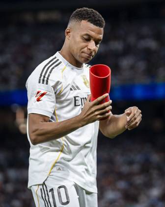 REAL MADRID CF v VILLARREAL CF. LA LIGA 2025 2026. ROUND 8. Real Madrid CF™s Kylian Mbappe celebrates the MVP of September during La Liga match. October 4, 2025. (ALTERPHOTOS Toni Garrido) MadridSpain  Copyright: xTonixGarridox