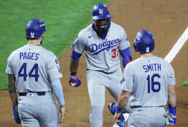 Los Angeles Dodgers Teoscar Hernandez (37) celebrates with Andy Pages (44) and Will Smith (16) after knocking them in with a three-run home run in the seventh inning against the Philadelphia Phillies during game one of the MLB, Baseball Herren, USA National League Division Series at Citizens Bank Park in Philadelphia on Saturday, October 4, 2025. PHI20251004833 LAURENCExKESTERSON