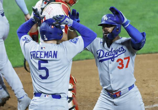 Los Angeles Dodgers Teoscar Hernandez (37) celebrates with Freddie Freeman after hitting a three-run home run in the seventh inning against the Philadelphia Phillies during game one of the MLB, Baseball Herren, USA National League Division Series at Citizens Bank Park in Philadelphia on Saturday, October 4, 2025. PHI20251004834 LAURENCExKESTERSON