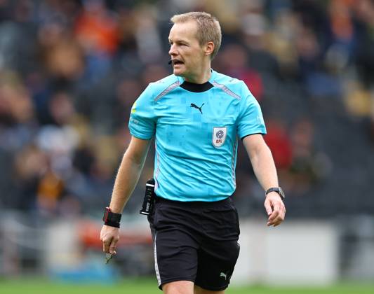 Kingston upon Hull, England, 4th October 2025. Referee Gavin Ward during the Hull City vs Sheffield United Sky Bet Championship match at the MKM Stadium, Kingston upon Hull. Picture credit should read: Simon Bellis Sportimage EDITORIAL USE ONLY. No use with unauthorised audio, video, data, fixture lists, club league logos or live services. Online in-match use limited to 120 images, no video emulation. No use in betting, games or single club league player publications. SPI_121_SB_Hull_Sheffield_United SPI-4194