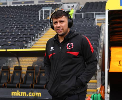 Kingston upon Hull, England, 4th October 2025. Gustavo Hamer of Sheffield United during the Hull City vs Sheffield United Sky Bet Championship match at the MKM Stadium, Kingston upon Hull. Picture credit should read: Simon Bellis Sportimage EDITORIAL USE ONLY. No use with unauthorised audio, video, data, fixture lists, club league logos or live services. Online in-match use limited to 120 images, no video emulation. No use in betting, games or single club league player publications. SPI_011_SB_Hull_Sheffield_United SPI-4194