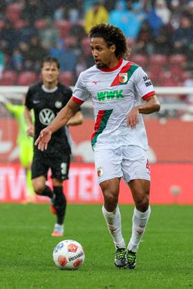 Han-Noah Massengo 4 (FC Augsburg), FC Augsburg vs. VfL Wolfsburg, Fussball, 1. Bundesliga, 6. Spieltag, 04.10.2025 DFB regulations prohibit any use of photographs as image sequences and or quasi-video Augsburg Bayern Deutschland