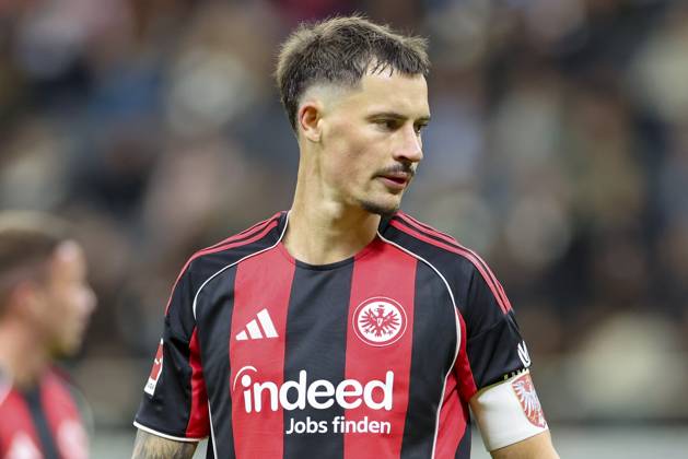 Robin Koch (Eintracht Frankfurt) schaut enttaeuscht, Bundesliga, Eintracht Frankfurt v FC Bayern München, Deutsche Bank Park am 04. October 2025 in Frankfurt am Main, Deutschland. (Foto von Marco Steinbrenner DeFodi Images) Robin Koch (Eintracht Frankfurt) looks dejected, Bundesliga, Eintracht Frankfurt v FC Bayern München, Deutsche Bank Park, October 4, 2025 in Frankfurt am Main, Germany. (Photo by Marco Steinbrenner DeFodi Images) DFL regulations prohibit any use of photographs as image sequences and or quasi-video. Robin Koch Eintracht Frankfurt looks dejected, Bundesliga, Eintracht Frankfurt v FC Bayern München, Deutsche Bank Park am 04 October 2025 in Frankfurt am Main, Germany Photo by Marco Steinbrenner DeFodi Images Robin Koch Eintracht Frankfurt looks dejected, Bundesliga, Eintracht Frankfurt v FC Bayern München, Deutsche Bank Park, October 4, 2025 in Frankfurt am Main, Germany Photo by Marco Steinbrenner DeFodi Images DFL regulations prohibit any use of photographs as image sequences and or quasi video