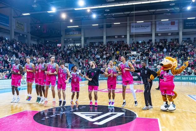 Die Mannschaft der Telekom Baskets Bonn feiert mit den Fans und dem Maskottchen Bonni den Sieg Telekom Baskets Bonn vs. EWE Baskets Oldenburg, Basketball, easy Credit BBL, 03. Spieltag, 2025 2026, 04.10.2025 Telekom Baskets Bonn vs. EWE Baskets Oldenburg, easy Credit BBL, 03. Spieltag, 2025 2026, 04.10.2025 Bonn Copyright: xEibner-Pressefoto GerhardxWingenderx EP_GWR