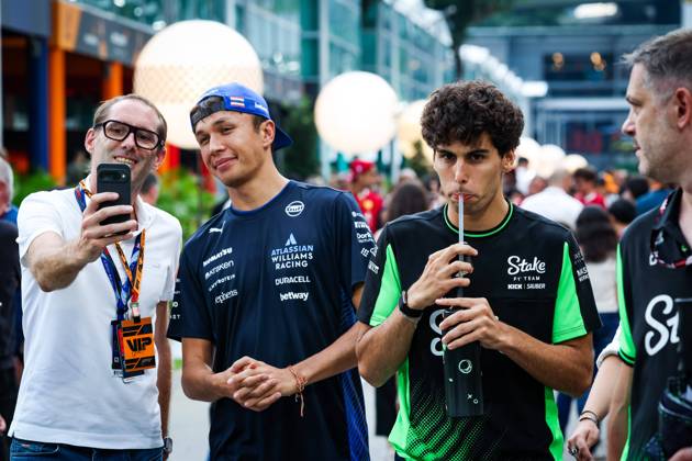 F1 - SINGAPORE GRAND PRIX 2025 ALBON Alexander (tha), Williams Racing FW47, BORTOLETO Gabriel (bra), Stake F1 Team Kick C45, portrait during the 2025 Formula 1 Singapore Grand Prix, 18th round of the 2025 FIA Formula One World Championship, WM, Weltmeisterschaft from October 3 to 5, 2025 on the Marina Bay Street Circuit, in Singapore - SingaporeSingapore Copyright: xFLORENTxGOODENx