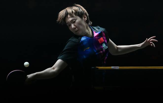 (251005) -- BEIJING, Oct. 5, 2025 -- Wang Manyu of China hits a return during the women s singles final match between Sun Yingsha of China and Wang Manyu of China at 2025 World Table tennis, Tischtennis (WTT) China Smash in Beijing, China, Oct. 5, 2025. ) (SP)CHINA-BEIJING-TABLE TENNIS-WTT-CHINA SMASH-WOMEN S SINGLES-FINAL (CN) SunxFei