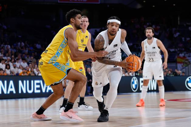 October 5, 2025, Madrid, Madrid, Spain: Chuma Okeke of Real Madrid and Louis Labeyrie of Dreamland Gran Canaria compete for the ball during the Spanish League, Liga ACB Endesa, basketball match played between Real Madrid and Dreamland Gran Canaria at Movistar Arena on October 05, 2025, in Madrid, Spain. Madrid Spain - ZUMAa181 20251005_zaa_a181_017 Copyright: xDennisxAgyemanx