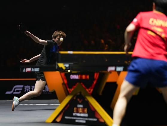 (251005) -- BEIJING, Oct. 5, 2025 -- Wang Manyu of China hits a return during the women s singles final match between Sun Yingsha of China and Wang Manyu of China at 2025 World Table tennis, Tischtennis (WTT) China Smash in Beijing, China, Oct. 5, 2025. ) (SP)CHINA-BEIJING-TABLE TENNIS-WTT-CHINA SMASH-WOMEN S SINGLES-FINAL (CN) SunxFei