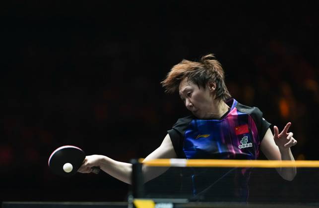 (251005) -- BEIJING, Oct. 5, 2025 -- Wang Manyu of China hits a return during the women s singles final match between Sun Yingsha of China and Wang Manyu of China at 2025 World Table tennis, Tischtennis (WTT) China Smash in Beijing, China, Oct. 5, 2025. ) (SP)CHINA-BEIJING-TABLE TENNIS-WTT-CHINA SMASH-WOMEN S SINGLES-FINAL (CN) SunxFei