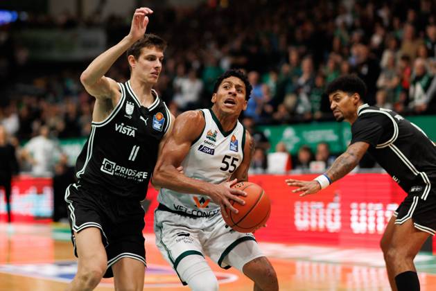Eli Brooks (Gladiators Trier) im Zweikampf mit Richard Balint (BMA365 Bamberg Baskets) und Ibrahim Watson (BMA365 Bamberg Baskets), Vet Concept Gladiators Trier vs BMA365 Bamberg Baskets, Basketball, easyCredit BBL, 3. Spieltag, Saison 2025 2026, 05.10.2025 Vet Concept Gladiators Trier vs BMA365 Bamberg Baskets, Basketball, easyCredit BBL, 3. Spieltag, Saison 2025 2026, 05.10.2025 Copyright: xEibner-Pressefoto AlexanderxNeisx EP_ANS