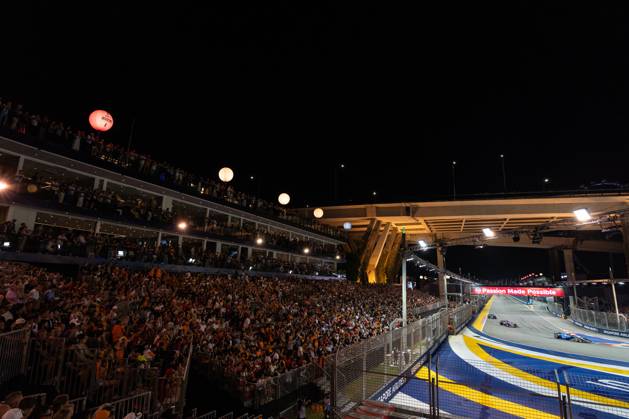 Formula 1 Singapore Grand Prix SINGAPORE, SINGAPORE - OCTOBER 5: Thousands of fans watch the Formula 1 Singapore Grand Prix at the Marina Bay Street Circuit in Singapore on October 5, 2025. More than 300,000 fans turned out over race weekend according to the organisers. Zakaria Zainal Anadolu Singapore Singapore. Editorial use only. Please get in touch for any other usage.  Copyright: x2025xAnadoluxZakariaxZainalx