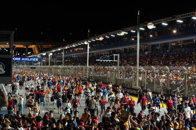 Formula 1 Singapore Grand Prix SINGAPORE, SINGAPORE - OCTOBER 5: Thousands of fans watch the Formula 1 Singapore Grand Prix at the Marina Bay Street Circuit in Singapore on October 5, 2025. More than 300,000 fans turned out over race weekend according to the organisers. Zakaria Zainal Anadolu Singapore Singapore. Editorial use only. Please get in touch for any other usage.  Copyright: x2025xAnadoluxZakariaxZainalx