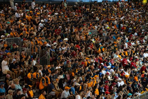 Formula 1 Singapore Grand Prix SINGAPORE, SINGAPORE - OCTOBER 5: Thousands of fans watch the Formula 1 Singapore Grand Prix at the Marina Bay Street Circuit in Singapore on October 5, 2025. More than 300,000 fans turned out over race weekend according to the organisers. Zakaria Zainal Anadolu Singapore Singapore. Editorial use only. Please get in touch for any other usage.  Copyright: x2025xAnadoluxZakariaxZainalx