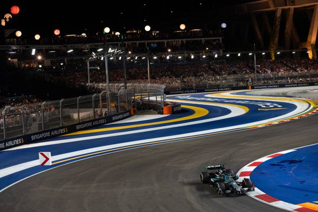 Formula 1 Singapore Grand Prix SINGAPORE, SINGAPORE - OCTOBER 5: George Russell from Mercedes leads in the Formula 1 Singapore Grand Prix at the Marina Bay Street Circuit in Singapore on October 5, 2025. More than 300,000 fans turned out over race weekend according to the organisers. Zakaria Zainal Anadolu Singapore Singapore. Editorial use only. Please get in touch for any other usage.  Copyright: x2025xAnadoluxZakariaxZainalx