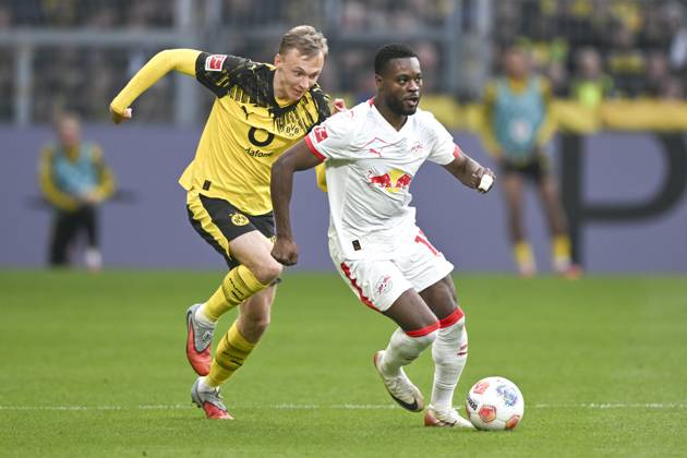 v. li. im Zweikampf Maximilian Beier (Dortmund 14) Ridle Baku (Leipzig 17) 04.10.2025 Fussball Borussia Dortmund vs RB Leipzig, Signal Iduna Park, Dortmund, DFB DFL REGULATIONS PROHIBIT ANY USE OF PHOTOGRAPHS AS IMAGE SEQUENCES AND OR QUASI-VIDEO