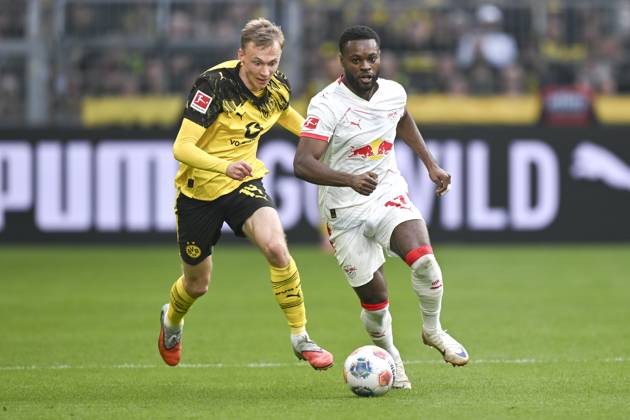 v. li. im Zweikampf Maximilian Beier (Dortmund 14) Ridle Baku (Leipzig 17) 04.10.2025 Fussball Borussia Dortmund vs RB Leipzig, Signal Iduna Park, Dortmund, DFB DFL REGULATIONS PROHIBIT ANY USE OF PHOTOGRAPHS AS IMAGE SEQUENCES AND OR QUASI-VIDEO