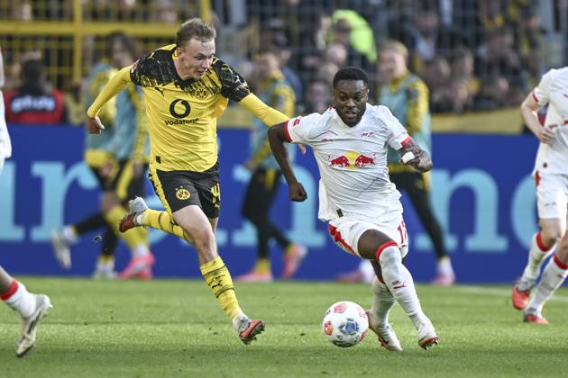 v. li. im Zweikampf Maximilian Beier (Dortmund 14) Ridle Baku (Leipzig 17) 04.10.2025 Fussball Borussia Dortmund vs RB Leipzig, Signal Iduna Park, Dortmund, DFB DFL REGULATIONS PROHIBIT ANY USE OF PHOTOGRAPHS AS IMAGE SEQUENCES AND OR QUASI-VIDEO