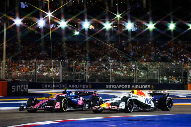 F1 - SINGAPORE GRAND PRIX 2025 43 COLAPINTO Franco (arg), Alpine F1 Team A525, 06 HADJAR Isack (fra), Visa Cash App RB F1 Team VCARB02, action during the 2025 Formula 1 Singapore Grand Prix, 18th round of the 2025 FIA Formula One World Championship, WM, Weltmeisterschaft from October 3 to 5, 2025 on the Marina Bay Street Circuit, in Singapore - SingaporeSingapore Copyright: xFLORENTxGOODENx