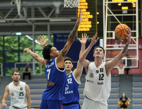 Basketball in Essen ** NUR FÜR REDAKTIONELLE ZWECKE ** EDITORIAL USE ONLY **<p>Niclas Jonathan Sperber von den ETB Miners im Spiel gegen Zyon Ezekiel Patterson von den EN BASKETS Schwelm am 27.09. 2025. Das Spiel endete 68:65 in der Sporthalle Am Hallo, Ernestinenstraße 57. Michael Gohl FUNKE Foto Services< p> Deutschland Nordrhein-Westfalen Essen Copyright: MichaelxGohl