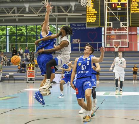Basketball in Essen ** NUR FÜR REDAKTIONELLE ZWECKE ** EDITORIAL USE ONLY **<p>Quashawn Tyrese Lane von den ETB Miners im Spiel gegen Fabian Reichstadt von den EN BASKETS Schwelm am 27.09. 2025. Das Spiel endete 68:65 in der Sporthalle Am Hallo, Ernestinenstraße 57. Michael Gohl FUNKE Foto Services< p> Deutschland Nordrhein-Westfalen Essen Copyright: MichaelxGohl