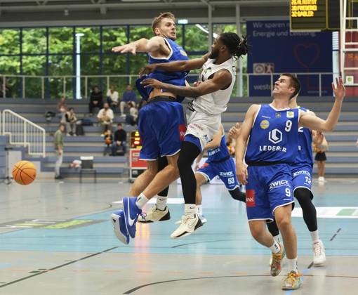 Basketball in Essen ** NUR FÜR REDAKTIONELLE ZWECKE ** EDITORIAL USE ONLY **<p>Quashawn Tyrese Lane von den ETB Miners im Spiel gegen Fabian Reichstadt von den EN BASKETS Schwelm am 27.09. 2025. Das Spiel endete 68:65 in der Sporthalle Am Hallo, Ernestinenstraße 57. Michael Gohl FUNKE Foto Services< p> Deutschland Nordrhein-Westfalen Essen Copyright: MichaelxGohl