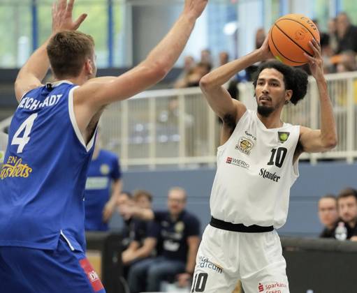 Basketball in Essen ** NUR FÜR REDAKTIONELLE ZWECKE ** EDITORIAL USE ONLY **<p>Mychael Paulo von den ETB Miners im Spiel gegen Fabian Reichstadt von den EN BASKETS Schwelm am 27.09. 2025. Das Spiel endete 68:65 in der Sporthalle Am Hallo, Ernestinenstraße 57. Michael Gohl FUNKE Foto Services< p> Deutschland Nordrhein-Westfalen Essen Copyright: MichaelxGohl