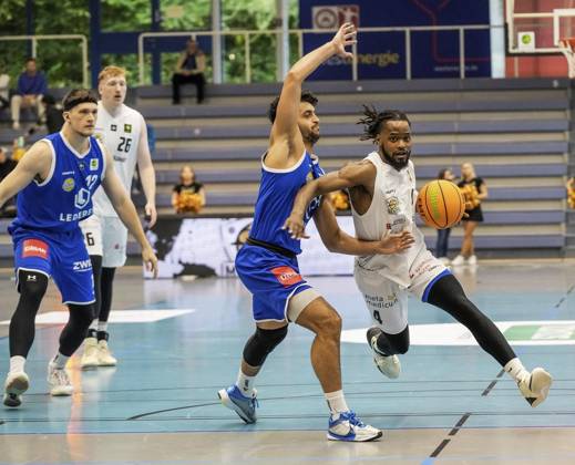 Basketball in Essen ** NUR FÜR REDAKTIONELLE ZWECKE ** EDITORIAL USE ONLY **<p>Quashawn Tyrese Lane von den ETB Miners im Spiel gegen Marc Klesper von den EN BASKETS Schwelm am 27.09. 2025. Das Spiel endete 68:65 in der Sporthalle Am Hallo, Ernestinenstraße 57. Michael Gohl FUNKE Foto Services< p> Deutschland Nordrhein-Westfalen Essen Copyright: MichaelxGohl