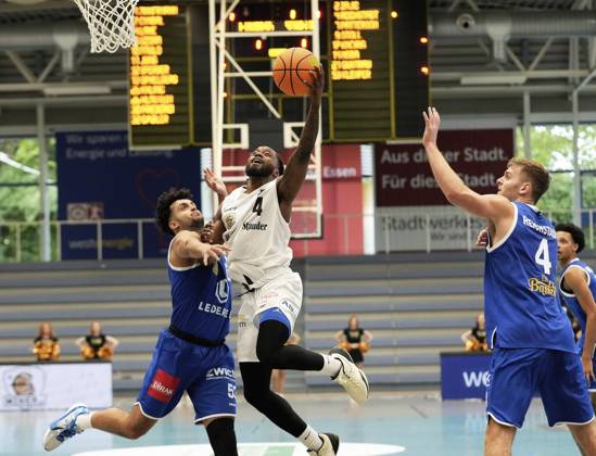Basketball in Essen ** NUR FÜR REDAKTIONELLE ZWECKE ** EDITORIAL USE ONLY **<p>Quashawn Tyrese Lane von den ETB Miners im Spiel gegen Marc Klesper von den EN BASKETS Schwelm am 27.09. 2025. Das Spiel endete 68:65 in der Sporthalle Am Hallo, Ernestinenstraße 57. Michael Gohl FUNKE Foto Services< p> Deutschland Nordrhein-Westfalen Essen Copyright: MichaelxGohl