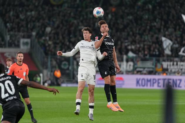 Philipp Sander (Borussia Mönchengladbach, 16) im Zweikampf mit Lucas Höler Lucas Hoeler (SC Freiburg, 09), Kopfball , Deutschland, Fussball, 1. Bundesliga, 6.Spieltag, 2025 2026, Borussia Mönchengladbach vs. SC Freiburg, 05.10.2025, BORUSSIA-PARK, Mönchengladbach, Deutschland DFL REGULATIONS PROHIBIT ANY USE OF PHOTOGRAPHS AS IMAGE SEQUENCES AND OR QUASI-VIDEO. Mönchengladbach BORUSSIA-PARK Nordrhein-Westfalen Deutschland Copyright: xArnexAmbergx