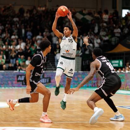 Eli Brooks (Gladiators Trier) im Zweikampf mit Ibrahim Watson (BMA365 Bamberg Baskets) und Ejofor Onu (BMA365 Bamberg Baskets), Vet Concept Gladiators Trier vs BMA365 Bamberg Baskets, Basketball, easyCredit BBL, 3. Spieltag, Saison 2025 2026, 05.10.2025 Vet Concept Gladiators Trier vs BMA365 Bamberg Baskets, Basketball, easyCredit BBL, 3. Spieltag, Saison 2025 2026, 05.10.2025 Copyright: xEibner-Pressefoto AlexanderxNeisx EP_ANS