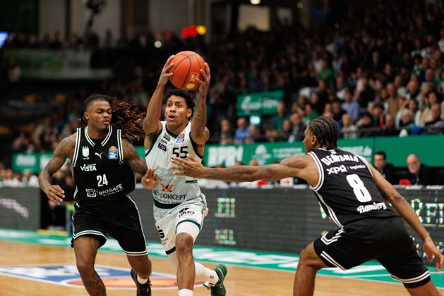 Eli Brooks (Gladiators Trier) im Zweikampf mit Cobe Williams (BMA365 Bamberg Baskets) und Demarcus Marquette Demonia (BMA365 Bamberg Baskets), Vet Concept Gladiators Trier vs BMA365 Bamberg Baskets, Basketball, easyCredit BBL, 3. Spieltag, Saison 2025 2026, 05.10.2025 Vet Concept Gladiators Trier vs BMA365 Bamberg Baskets, Basketball, easyCredit BBL, 3. Spieltag, Saison 2025 2026, 05.10.2025 Copyright: xEibner-Pressefoto AlexanderxNeisx EP_ANS