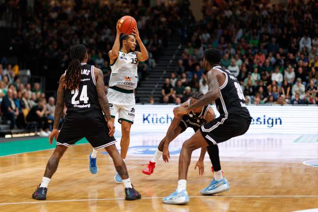 Jordan Roland (Gladiators Trier) im Zweikampf mit Cobe Williams (BMA365 Bamberg Baskets) und Ejofor Onu (BMA365 Bamberg Baskets), Vet Concept Gladiators Trier vs BMA365 Bamberg Baskets, Basketball, easyCredit BBL, 3. Spieltag, Saison 2025 2026, 05.10.2025 Vet Concept Gladiators Trier vs BMA365 Bamberg Baskets, Basketball, easyCredit BBL, 3. Spieltag, Saison 2025 2026, 05.10.2025 Copyright: xEibner-Pressefoto AlexanderxNeisx EP_ANS