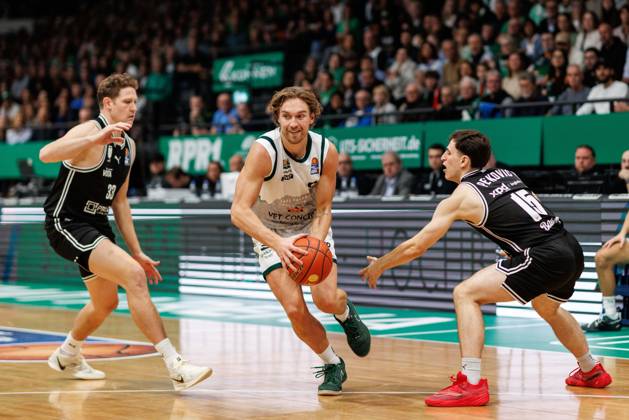 Marco Hollersbacher (Gladiators Trier) im Zweikampf mit Patrick Heckmann (BMA365 Bamberg Baskets) und Adrian Petkovic (BMA365 Bamberg Baskets), Vet Concept Gladiators Trier vs BMA365 Bamberg Baskets, Basketball, easyCredit BBL, 3. Spieltag, Saison 2025 2026, 05.10.2025 Vet Concept Gladiators Trier vs BMA365 Bamberg Baskets, Basketball, easyCredit BBL, 3. Spieltag, Saison 2025 2026, 05.10.2025 Copyright: xEibner-Pressefoto AlexanderxNeisx EP_ANS